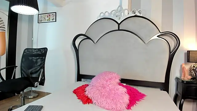MiaAmore  online show from 06/18/26, 06:01