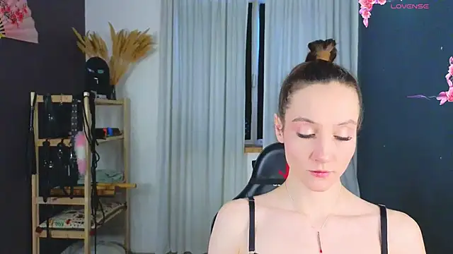 Snapshot of laracroftmansion chatting on 05/06/26, 03:28 laracroftmansion online show from 05/06/26, 03:28