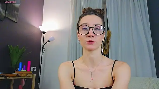Snapshot of laracroftmansion chatting on 05/27/26, 03:20 laracroftmansion online show from 05/27/26, 03:20