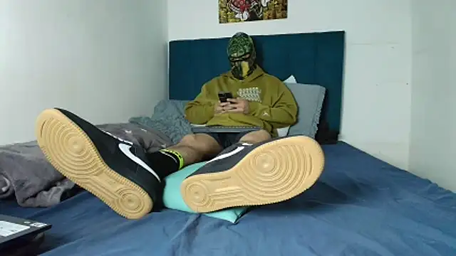 Warmteam777 online show from 12/21/25, 04:03