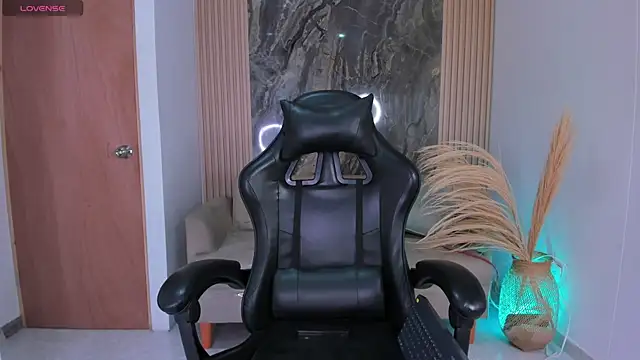 chloegils  online show from 10/24/25, 01:18