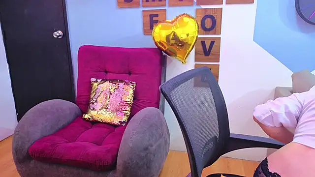 Snapshot of Victoria_Fallon chatting on 11/25/25, 09:04 Victoria Fallon online show from 11/25/25, 09:04