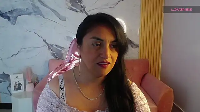 Snapshot of tamara_ch1 chatting on 09/28/25, 12:10 tamara ch1 online show from 09/28/25, 12:10