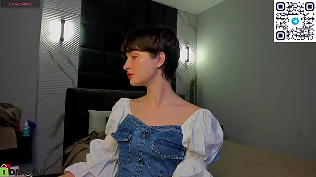 Adeline Perle online show from 09/10/25, 12:21