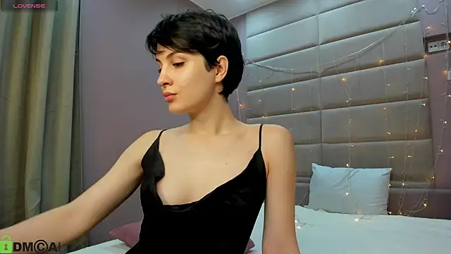 Adeline Perle online show from 11/11/25, 01:16