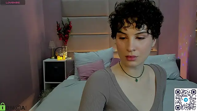 Adeline Perle online show from 12/05/25, 01:14