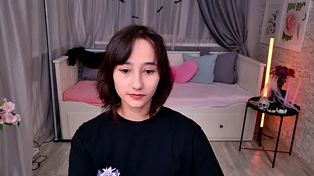 Snapshot of EmilySwonn chatting on 10/26/25, 04:02 EmilySwonn online show from 10/26/25, 04:02