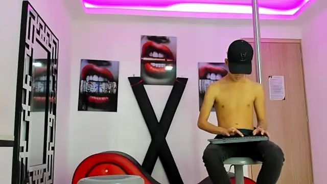 PRETTY FEM online show from 10/22/25, 01:33