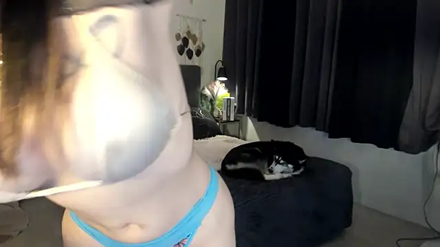 Snapshot of OliviaWho chatting on 09/16/25, 12:00 OliviaWho online show from 09/16/25, 12:00