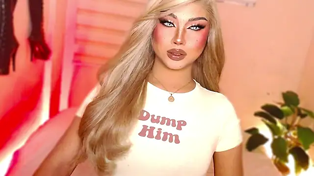 Snapshot of MissRumi_Hunter chatting on 12/14/25, 02:17 MissRumi Hunter online show from 12/14/25, 02:17