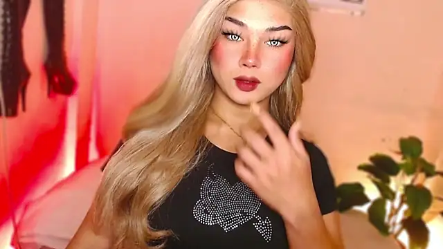 Snapshot of MissRumi_Hunter chatting on 12/15/25, 07:40 MissRumi Hunter online show from 12/15/25, 07:40