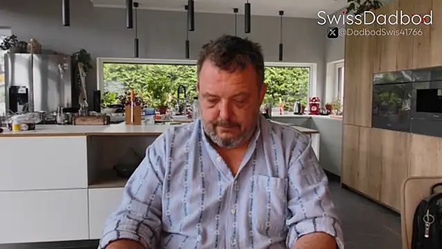 Snapshot of SwissDadbod chatting on 09/11/25, 12:27 SwissDadbod online show from 09/11/25, 12:27