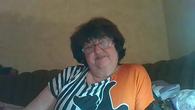 Snapshot of MilaSky5303 chatting on 10/04/25, 08:45 MilaSky5303 online show from 10/04/25, 08:45