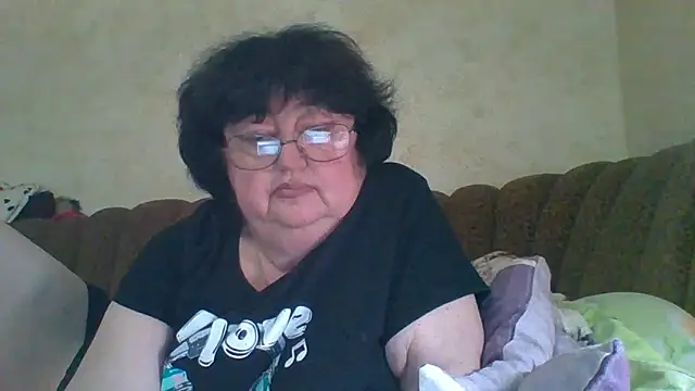 Snapshot of MilaSky5303 chatting on 11/11/25, 12:05 MilaSky5303 online show from 11/11/25, 12:05