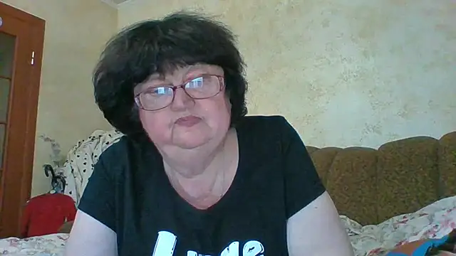 Snapshot of MilaSky5303 chatting on 11/16/25, 10:10 MilaSky5303 online show from 11/16/25, 10:10