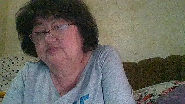 Snapshot of MilaSky5303 chatting on 12/15/25, 01:48 MilaSky5303 online show from 12/15/25, 01:48