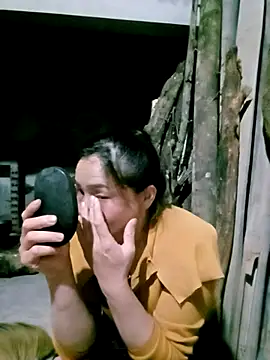 Snapshot of Maymay0033 chatting on 11/25/25, 11:43 Maymay0033 online show from 11/25/25, 11:43