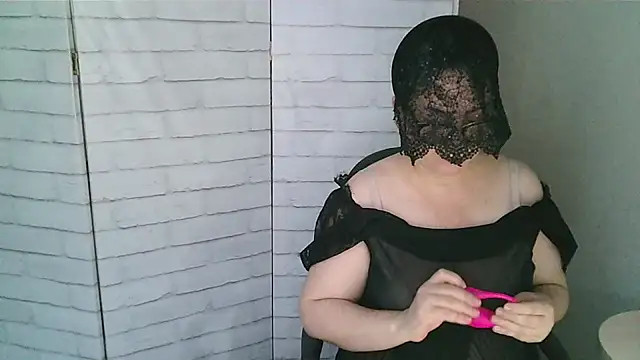 Helen xi  online show from 12/17/25, 05:02