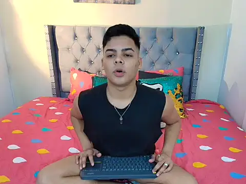 Snapshot of stewart_mateo_ chatting on 10/15/25, 02:01 stewart mateo  online show from 10/15/25, 02:01