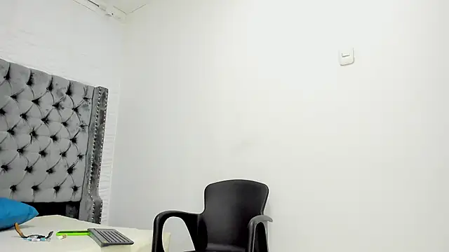 DOUGLAS 099 online show from 10/01/25, 01:39