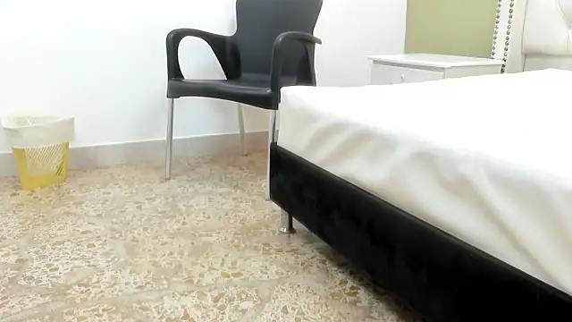 DOUGLAS 099 online show from 10/04/25, 04:10