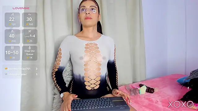 hailey hadid online show from 03/12/26, 07:09