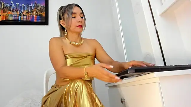 Snapshot of Ms_lunaRose chatting on 06/14/26, 05:26 Ms lunaRose online show from 06/14/26, 05:26