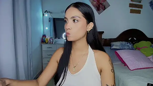 Snapshot of mia_yireth chatting on 10/14/25, 12:11 mia yireth online show from 10/14/25, 12:11