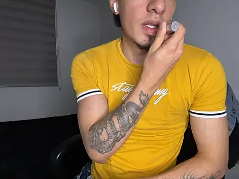 Snapshot of Juliopaspi chatting on 04/16/26, 04:02 Juliopaspi online show from 04/16/26, 04:02