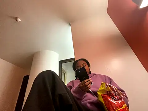 Snapshot of princesslivv chatting on 11/05/25, 12:43 princesslivv online show from 11/05/25, 12:43