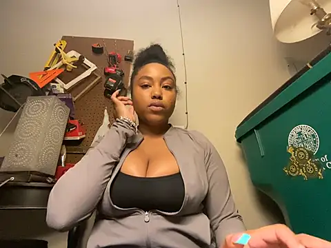 Snapshot of princesslivv chatting on 02/19/26, 04:41 princesslivv online show from 02/19/26, 04:41