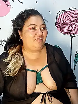 Snapshot of curvy_diva_ chatting on 01/17/26, 12:32 curvy diva online show from 01/17/26, 12:32