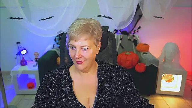 MaryMogan online show from 10/17/25, 04:37