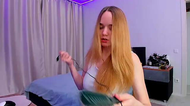 JanetShy online show from 10/01/25, 11:05