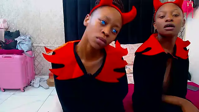 SexyPetitex25 online show from 10/30/25, 07:47