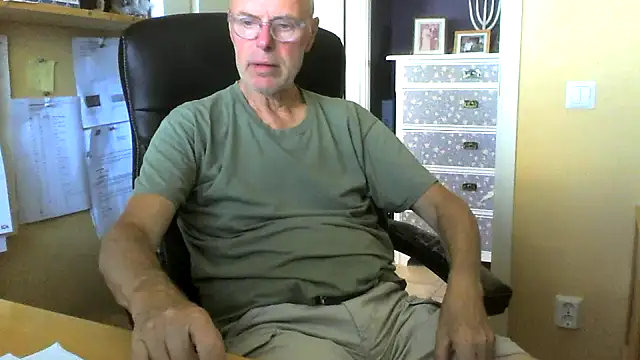 Snapshot of Klipparn chatting on 06/12/26, 11:53 Klipparn online show from 06/12/26, 11:53