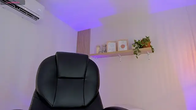 Cristalfoxy  online show from 01/07/26, 07:27