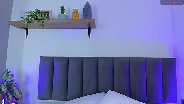 Cristalfoxy  online show from 05/18/26, 07:41