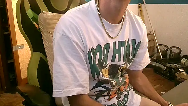 Snapshot of Resa25 chatting on 11/18/25, 12:27 Resa25 online show from 11/18/25, 12:27