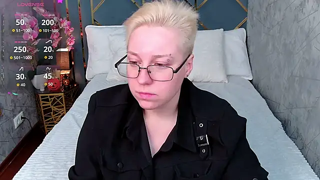 AlexandraGreen online show from 10/31/25, 09:05