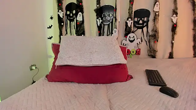 Snapshot of mrhot_night chatting on 10/19/25, 10:54 mrhot night online show from 10/19/25, 10:54