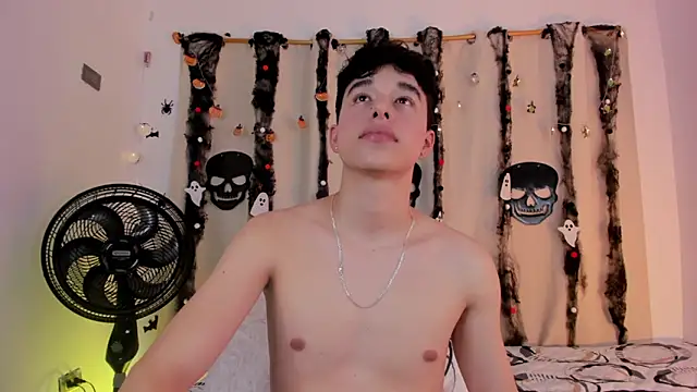 Snapshot of mrhot_night chatting on 10/22/25, 11:37 mrhot night online show from 10/22/25, 11:37