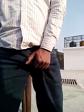 Snapshot of YourTarzan chatting on 12/04/25, 09:40 YourTarzan online show from 12/04/25, 09:40