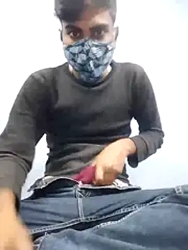 Snapshot of YourTarzan chatting on 12/15/25, 08:07 YourTarzan online show from 12/15/25, 08:07