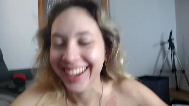 L Sofia online show from 10/31/25, 08:15