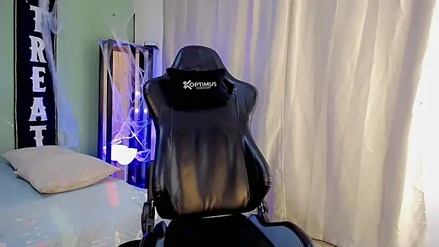 dilan hott  online show from 10/27/25, 08:13