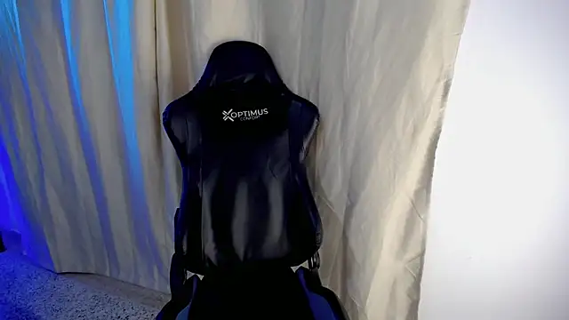 dilan hott  online show from 11/26/25, 08:10