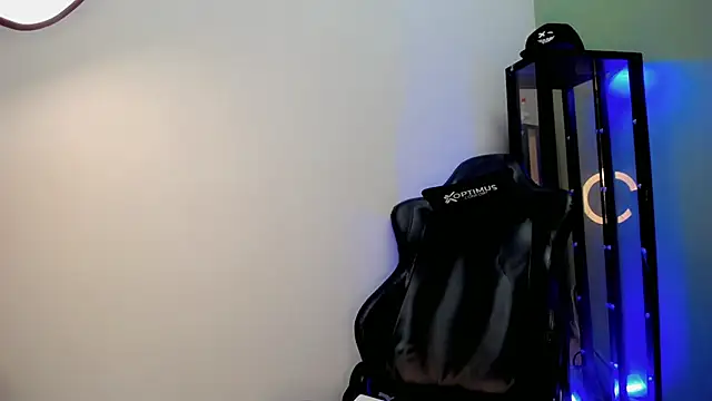 dilan hott  online show from 12/02/25, 07:53