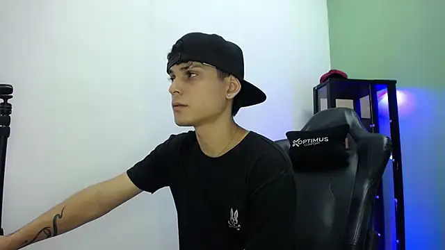 dilan hott  online show from 12/13/25, 07:53