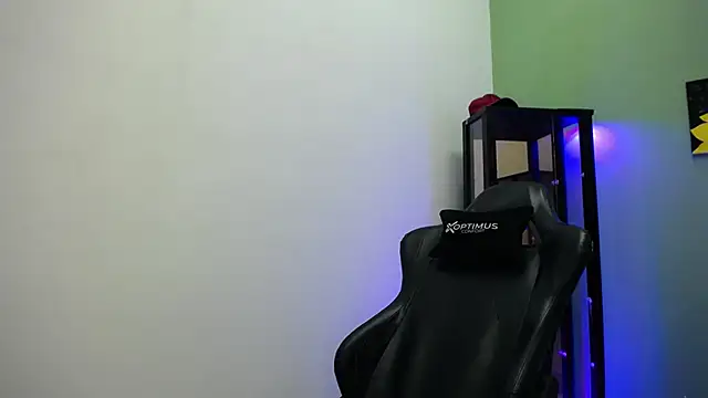 dilan hott  online show from 12/14/25, 02:55